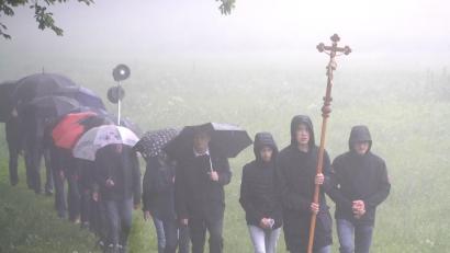 Bild: fvo
Fußwallfahrt trotz Regen und Nebel zur Friedensmadonna zum Fahrenberg.