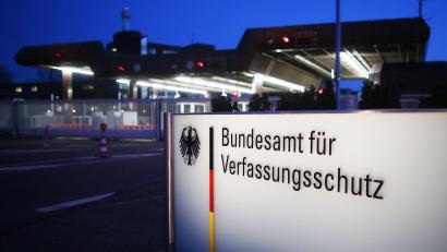 Bild: Oliver Berg/dpa
Mehr Details zu christlichen Influencern, bei denen der Verfassungsschutz  Handlungen gegen die freiheitliche demokratische Grundordnung, erkennt, gibt die Bundesregierung nicht preis. Sie begründet dies unter anderem damit, dass dies zu „Abwehrstrategien“ führen und dadurch die Erkenntnisgewinnung erschweren könnte. (Symbolbild)