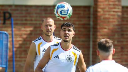 Bild: Jan Woitas/dpa
Ein kraftvolles Signal setzen Aleksandar Pavlovic (M) und Waldemar Anton (l) beim Abschlusstraining.
