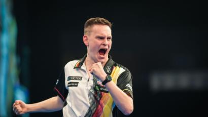 Bild: Hannes P. Albert/dpa
Darts-Profi Ricardo Pietreczko (hier im Bild) steht mit Martin Schindler im Viertelfinale der Team-WM.