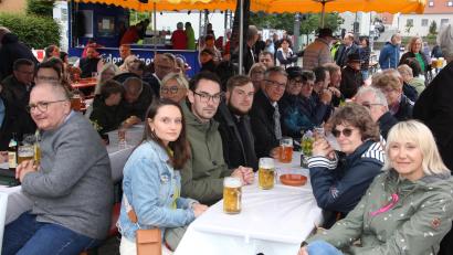 Bild: Konrad Rosner
Im Beisein vieler Besucher, unter ihnen auch der ehemalige Bürgermeister Franz Stahl, wurde am Freitagabend der fünfte "KulturSommer" eröffnet.