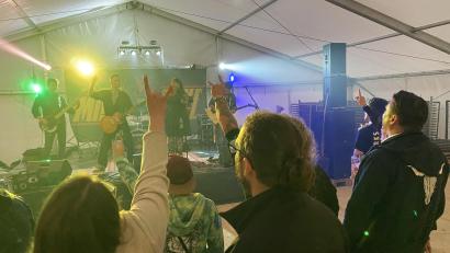 Bild: Raphael Haubelt
Begeisterung für "Madbone" angesichts ihrer Live-Performance bei den Fans, darunter auch Landrat Thomas Ebeling (vorne rechts).