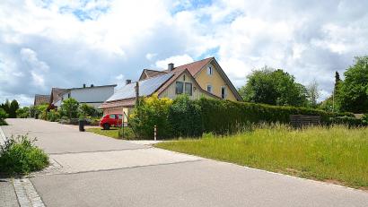 Bild: fdl
Wieder war die Parksituation in der Lerchenstraße, am östlichen Friedhofseingang, Thema bei der Bauausschusssitzung. Besonders bei Beerdigungen und an Festtagen werde es hier unübersichtlich.