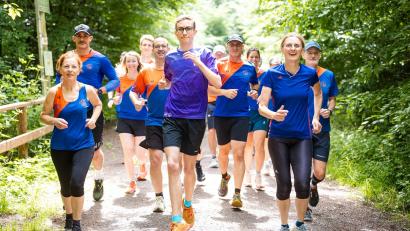 Bild: Laszlo Pinter/dpa/Laszlo Pinter
Fynn Thome (18, vorne) trainiert gemeinsam mit den Läuferinnen und Läufern der Lauf- und Triathlonfreunde Lebach (LTF Theeltal) auf einer Waldstrecke bei Lebach.