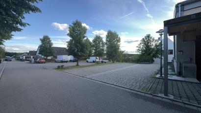 Bild: Joachim Gebhardt
Hier auf dem Parkplatz am Kirchweg wird künftig das traditionelle Kirwafestzelt in Schwend andersherum aufgestellt.