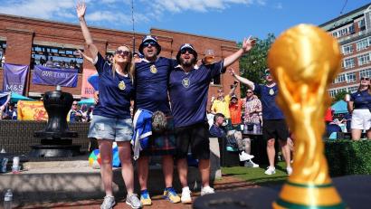 Bild: Martin Rickett/PA Wire/dpa
Tausende schottische Fans sind für die WM nach Boston gereist.