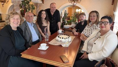 Bild: Marianne Moosburger
Das Jubelpaar Zoi und Apostolos Chatzis (links) mit Familie und Ambergs zweiter Bürgermeisterin Birgit Fruth.