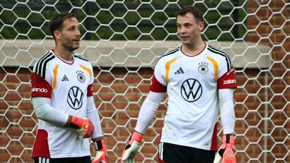 Bild: Federico Gambarini/dpa
Oliver Baumann (l.) und Manuel Neuer im Training. (Archivbild)