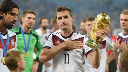 Bild: Marcus Brandt/dpa
Miroslav Klose hält mit 16 Treffern den Rekord für die meisten WM-Tore. (Archivbild)