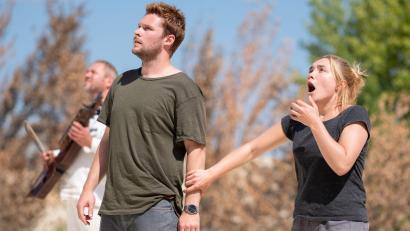 Bild: Csaba Aknay/ZDF/dpa
„Midsommar“ mit Florence Pugh und Jack Reynor: Das ZDF zeigt das Mystery-Meisterwerk in der Nacht vom 13. auf den 14. Juni.