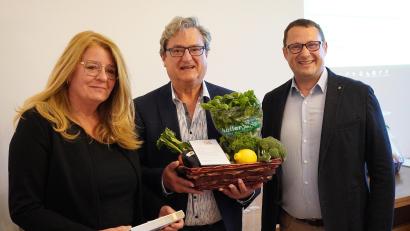 Bild: Jürgen Masching
Barbara Stangl bekam zusammen mit Ehemann Bernhard (Mitte) zum Abschied einen großen Geschenkkorb von Bürgermeister Andreas Reindl überreicht.