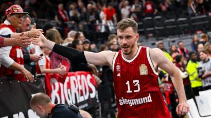 Bild: Sven Hoppe/dpa
Ließ sich von den Fans feiern: Bayerns Matchwinner Andreas Obst.