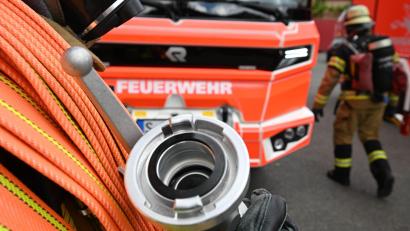 Bild: Bernd Weißbrod/dpa
Feuerwehrleute waren in der Nacht noch mit dem Löschen der Lagerhalle beschäftigt. (Symbolbild)