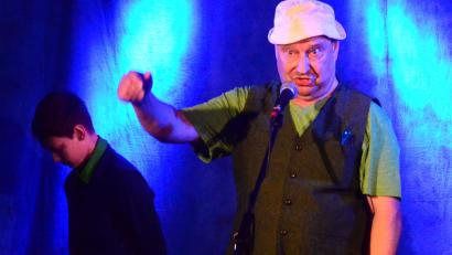 Bild: Helmut Kunz
"Wuffi" Kamm in der Rolle des Malergesellen "Sepp", den ein dringendes Bedürfnis auf der Baustelle drängte, einen leeren Farbeimer zu füllen und dabei den ersten "Flashmob" der Geschichte auslöste.