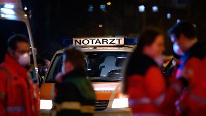 Symbolbild: Jonas Walzberg
Ein 45-jähriger Festbesucher in Kastl verschluckte ein Fleischstück und musste reanimiert werden.