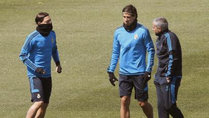 Bild: picture alliance / dpa
Sind Mourinho (r) und Khedira (M) bald wieder in einem Team? (Archivbild)