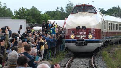 Bild: Sebastian Willnow/dpa
Willkommensfest für einen Zug-Oldtimer: Zahlreiche Schaulustige haben in Radebeul den historischen Schnellzug in Empfang genommen.