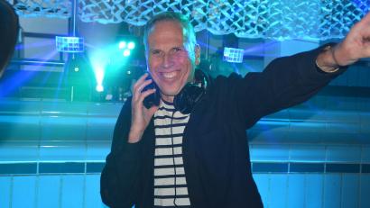 Bild: Josef Rosner
Bayern-2-Moderator und Buchautor Achim "60" Bogdahn legte am Samstagabend fünf Stunden lang heiße Musik im Pool des ehemaligen Badehauses Maiersreuth auf. Der erfahrene Moderator überraschte seine Fans mit zum Teil ungewöhnlicher Musik, die Mischung machts, war zu hören.