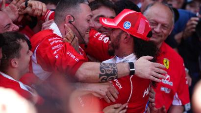 Bild: David Davies/PA Wire/dpa
Zum ersten Mal gewinnt Lewis Hamilton im Ferrari.