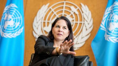 Bild: Michael Kappeler/dpa
Annalena Baerbock kritisiert die FIFA.