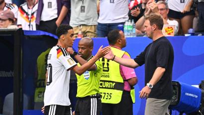 Bild: Tom Weller/dpa
Trainer Julian Nagelsmann klatscht mit dem ausgewechselten Jamal Musiala ab.