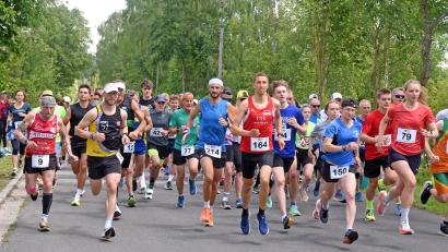 Bild: Rudi Gebert
Swen Arnold von der DJK Weiden (Startnummer 164) gewann am Samstag den Weiherlauf in Plößberg über 8200 Meter. Bei den Frauen war Laetitia Birner vom TB Weiden (Startnummer 79) über 4600 Meter die Schnellste.