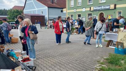 Bild: Heidi Franitza
Einmal im Monat ist der Flohmarkt beim Gasthaus Kreiner in Siebeneichen ist seit Corona ein beliebter Treffpunkt..