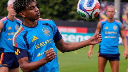Bild: Mike Stewart/AP/dpa
Lamine Yamal im Training Spaniens. (Archivbild)