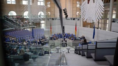 Bild: Markus Lenhardt/dpa
Wenn die Demokratie bröckelt, schadet das meinem Unternehmen - so sehen das laut einer Umfrage 78 Prozent der deutschen Führungskräfte. (Symbolbild)