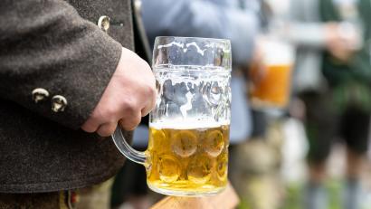 Symbolbild: Matthias Balk
Vier Täter haben auf dem Volksfest in Schwandorf versucht, Maßkrüge zu stehlen.