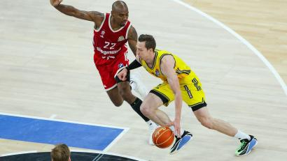 Bild: Matthias Stickel/dpa
Bayerns Isiaha Mike (links) und Justin Bean von Alba Berlin kämpfen um den Ball.