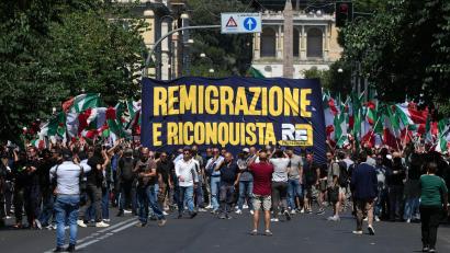 Bild: Gregorio Borgia/AP/dpa
Eine von rechtsextremen Gruppen organisierte Demonstration findet in Rom statt.