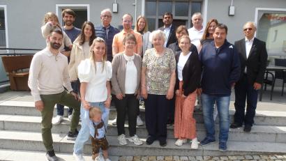 Bild: Siegfried Bock
Mit ihrem Humor überwindet sie immer wieder Alltagsklippen: Monika Rettinger (vorne Mitte) mit Familie, Patenkind, sowie den Repräsentanten aus Pfarrei und Gemeinde, die ihr alle zum 85. Geburtstag gratulierten.