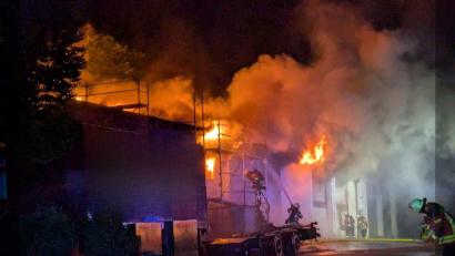 Bild: Florian Schlegel/ Feuerwehr Amberg-Sulzbach
In Ursensollen kam es am Freitagabend zu einem Großbrand im Gewerbegebiet.