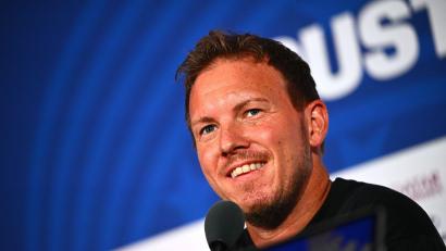 Bild: Tom Weller/dpa
Julian Nagelsmann verrät Reporter ein Aufstellungs-Detail.