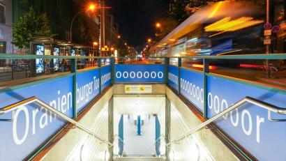 Bild: Oliver Lang/BVG/dpa
Torjubel im Namen: Die Berliner Verkehrsbetriebe haben die Namen von sechs U-Bahnhöfen mit der Bezeichnung „Tor“ zur Fußball-WM um einige Buchstaben verlängert.