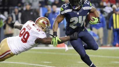 Bild: picture alliance / dpa
Aldon Smith (links) war ein guter Verteidiger für die San Francisco 49ers. (Archivfoto)