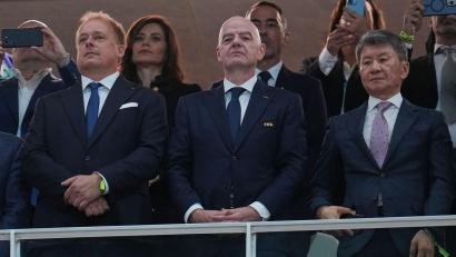 Bild: Matias Delacroix/AP/dpa
Erinnerte an die Tragödie im Wallis: FIFA-Präsident Infantino (M).
