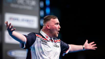Bild: Hannes P. Albert/dpa
Der englische Darts-Star Luke Littler ist erstmals Team-Weltmeister.