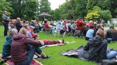 Bild: Helmut Kunz
Rund 400 Besucher machten es sich bei der ersten Sommerserenade im Max-Reger-Park gemütlich.