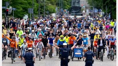 Bild: Sven Hoppe/dpa
6.500 Menschen nahmen laut Polizei an der Fahrt teil.