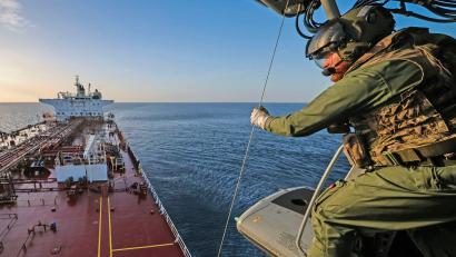 Bild: Lphot Hutchins/MoD Crown copyright/PA Wire/dpa
Britische Streitkräfte haben ein Schiff geentert, das zur russischen Schattenflotte gehören soll. (Handout)