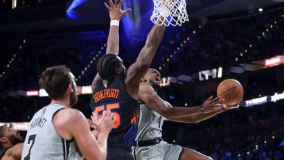 Bild: Ian Maule/AP/dpa
Darf sich NBA-Champion nennen: Der gebürtige Stralsunder Ariel Hukporti (M). (Archivbild)