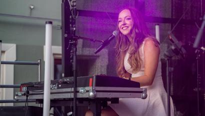 Bild: Marina Gube
Auftritt von Newcomerin Anna Leanne am Roßmarkt beim Altstadtfest Amberg.