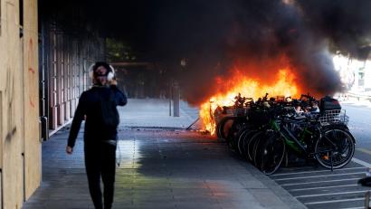 Bild: Cyril Zingaro/KEYSTONE/dpa
In Genf geht bei Demonstrationen gegen den G7-Gipfel im französischen Évian ein Auto in Flammen auf.