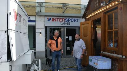 Bild: Gerd Spies
Wenn die Verkaufsbuden beim Amberger Altstadtfest vor "Intersport Lange" am Marktplatz stehen, gibt es kaum ein Durchkommen mehr für die Kunden des Sportgeschäfts. Armin Steger (links) und Hans-Jürgen Emmrich (rechts) haben Verständnis für die Situation des Anderen.
