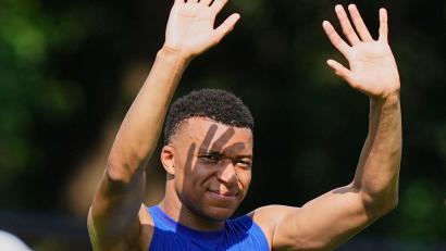 Bild: Martin Meissner/AP/dpa
Neuer Torjubel bei Frankreichs Superstar Kylian Mbappé ?