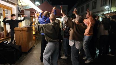 Bild: Gerd Spies
Trotz Regens war der "Aperol Spritz Abend" vor dem ROSSI auf dem Roßmarkt am Freitagabend wieder eine gelungene Party.