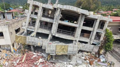 Bild: XinHua/dpa
Zerstörte Häuser, Straßen und Brücken, eine steigende Zahl von Toten: Die Folgen des starken Erdbebens vor fast einer Woche sind auf der philippinischen Insel Mindanao nach wie vor dramatisch.