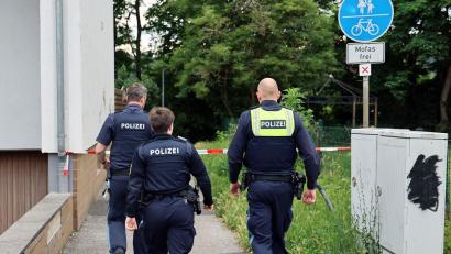 Bild: Ralf Hettler/dpa
Nach einer tödlichen Messerattacke in Elsenfeld hat sich ein 27-jähriger Angehöriger der Polizei gestellt.